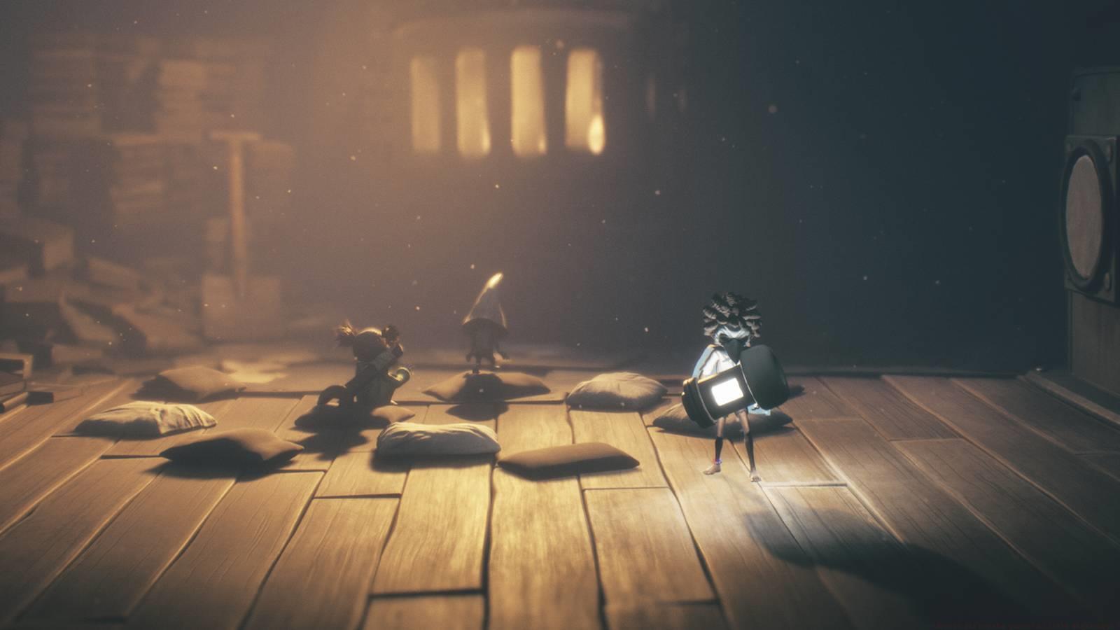 A player holding a light bulb given by a gnome in Little Nightmares 3.