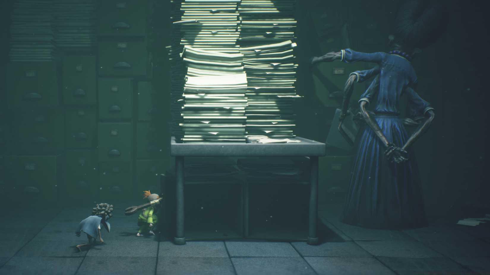 Low and Alone, the protagonists of Little Nightmares 3, hide from a boss using stealth.